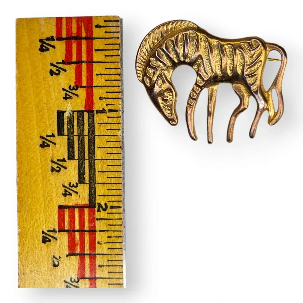 Unbranded Zebra Brooch Gold Tone OS Gold Vintage Textured Animal Safari Pin
